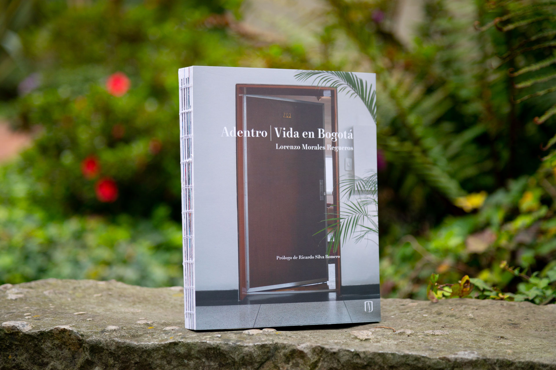 Adentro. Vida en Bogotá. 21 crónicas sobre el habitar la ciudad por Lorenzo Morales Adentro. Vida en Bogotá. 21 crónicas sobre el habitar la ciudad por Lorenzo Morales