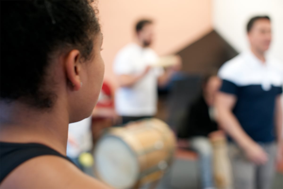 Adrián Sabogal dio un taller de arreglos de músicas del Pacífico colombiano a estudiantes de Música.