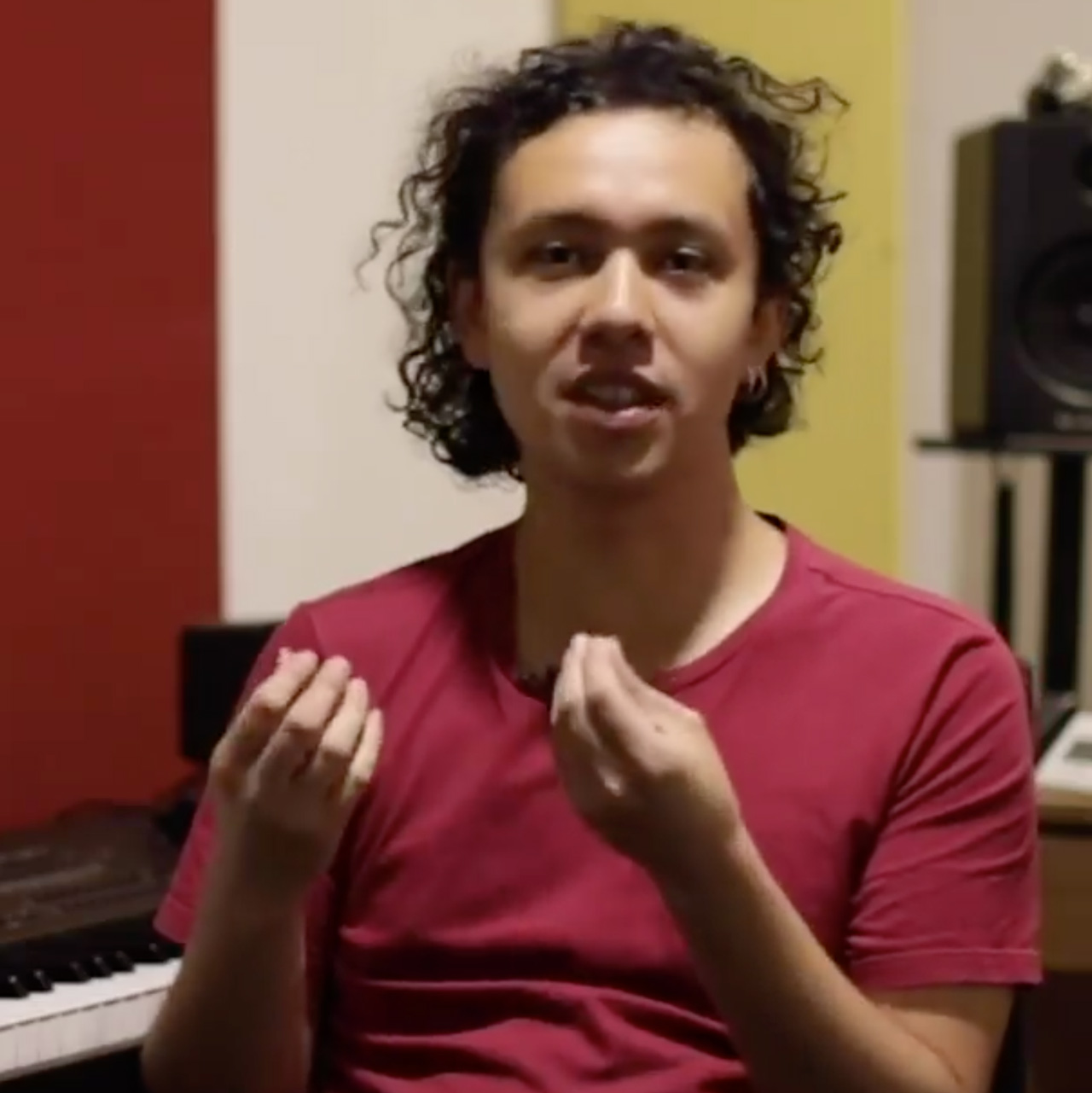 Santiago es vocalista y guitarrista de la banda Nicolás y los Fumadores.