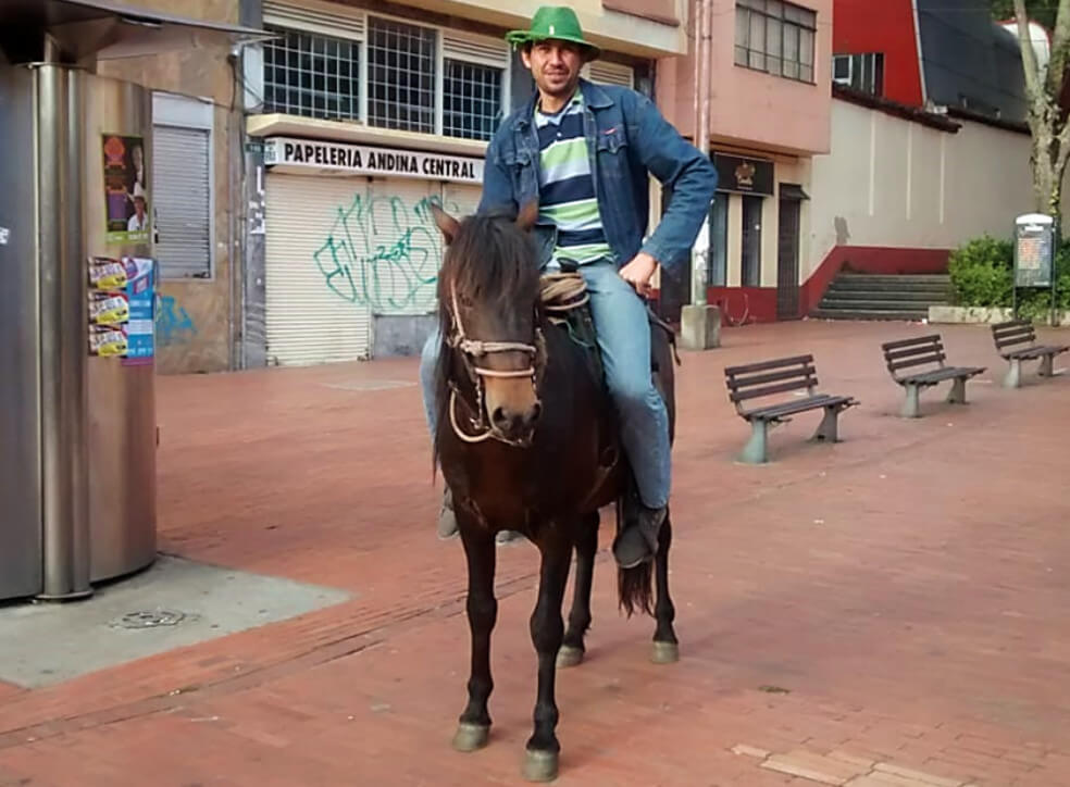 Nuestro egresado Farouk Caballero cuenta la historia del profesor Manuel Espinosa, también nuestro egresado, el día del maestro en El Espectador.