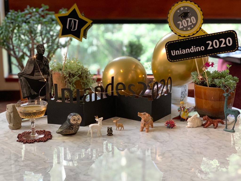 Una ceremonia en la casa de cada graduando con Beatriz González y Juan Gabriel Vásquez