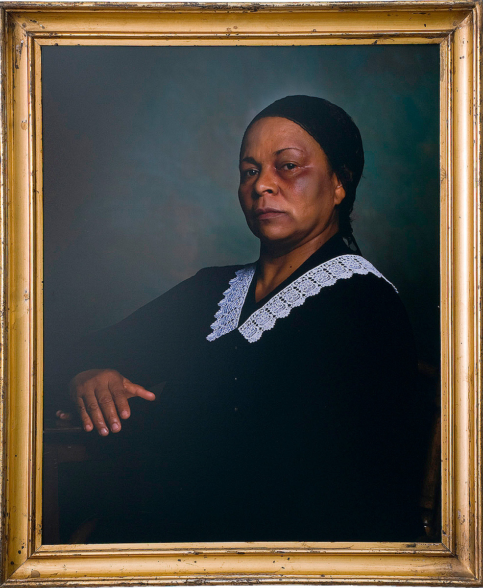 La exposición visibiliza la violencia, la mercantilización y la idealización de la mujer